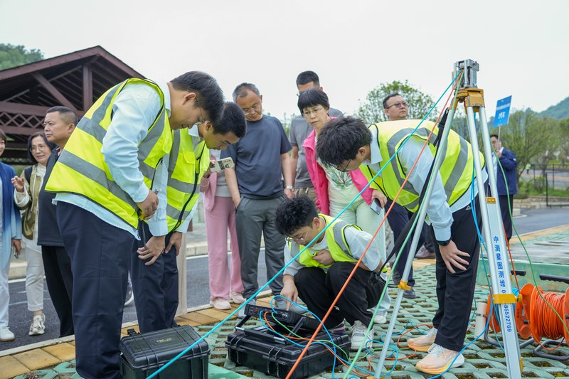 现场观摩学习。